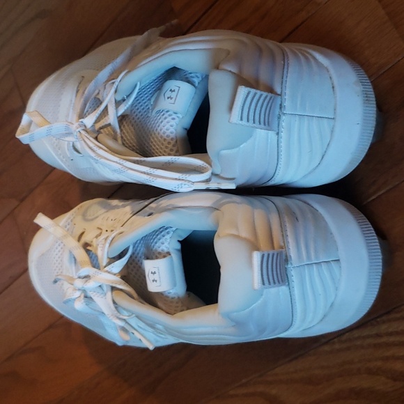 GIRLS SOFTBALL METAL CLEATS UNDER ARMOR SIZE 9 - Picture 2 of 6